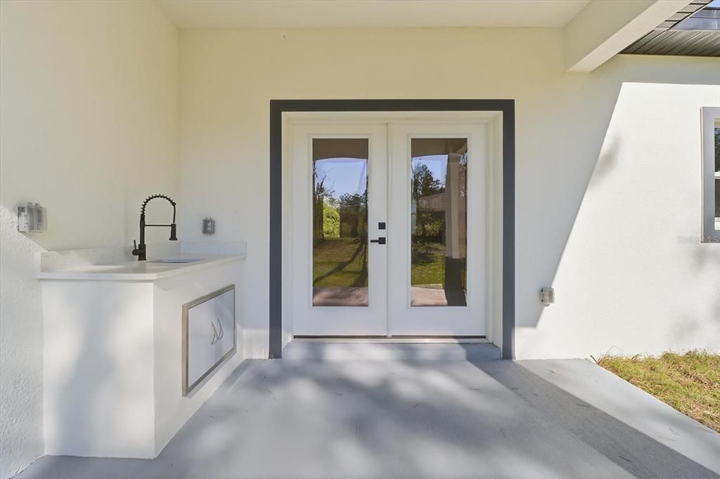 合同活跃: $299,000 (4 贝兹, 2 浴室, 1643 平方英尺)