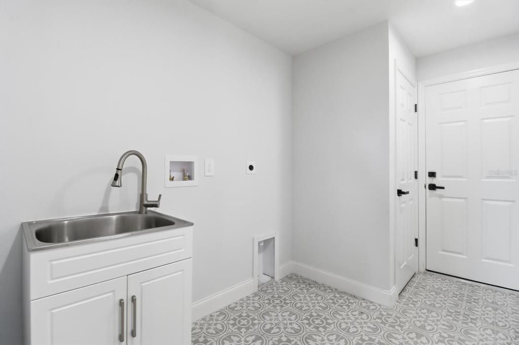 合同活跃: $299,000 (4 贝兹, 2 浴室, 1643 平方英尺)