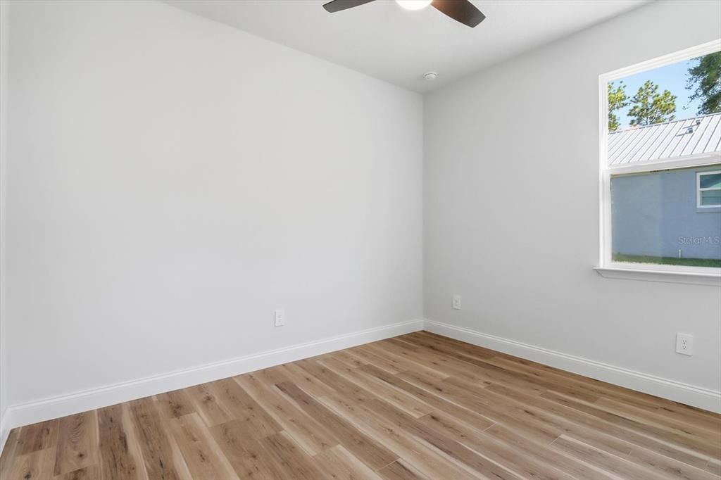 合同活跃: $299,000 (4 贝兹, 2 浴室, 1643 平方英尺)