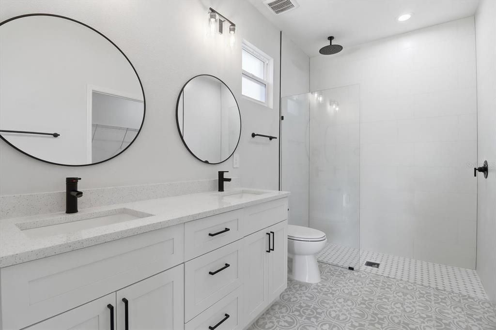 合同活跃: $299,000 (4 贝兹, 2 浴室, 1643 平方英尺)