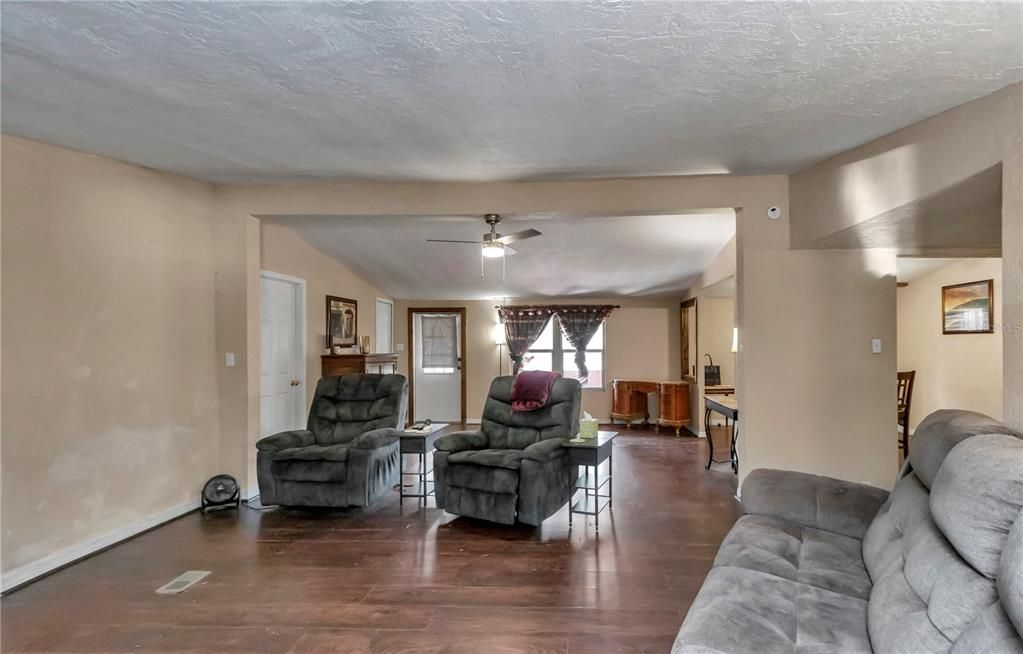 For Sale: $185,000 (4 beds, 3 baths, 2000 Square Feet)