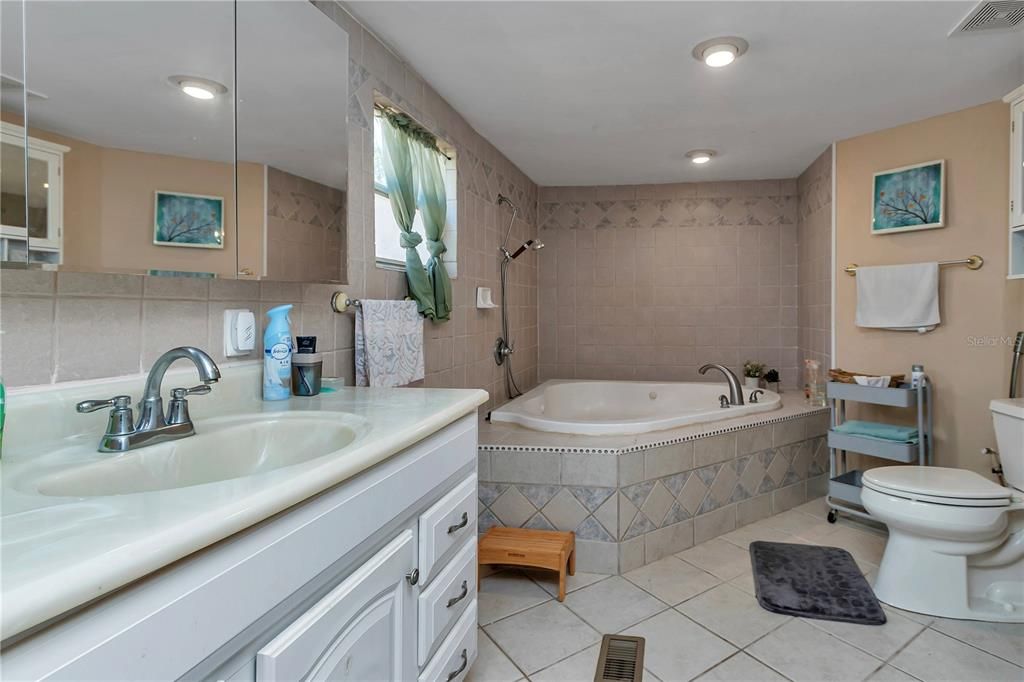 For Sale: $185,000 (4 beds, 3 baths, 2000 Square Feet)