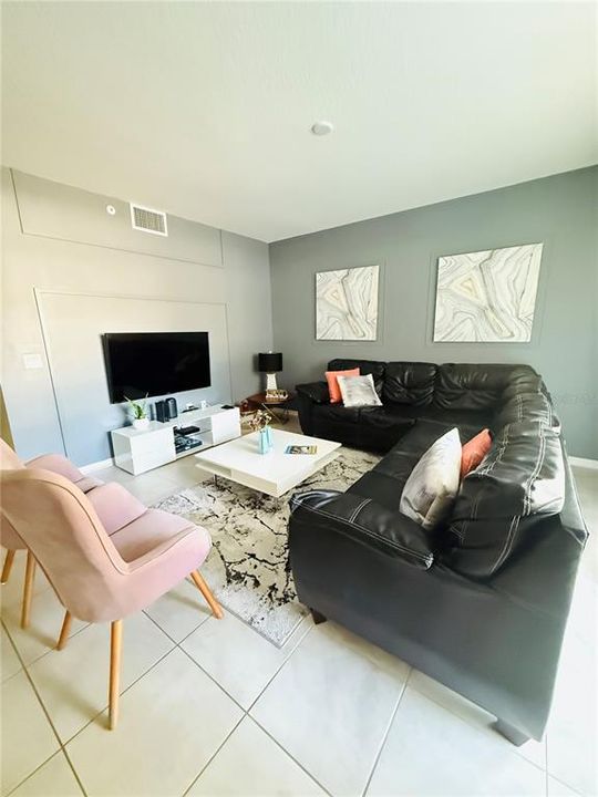 For Sale: $325,000 (2 beds, 2 baths, 1196 Square Feet)