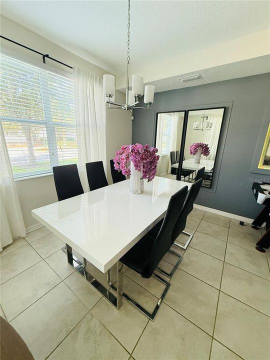 For Sale: $325,000 (2 beds, 2 baths, 1196 Square Feet)