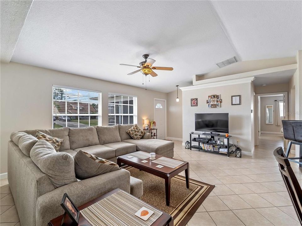 Activo con contrato: $320,000 (3 camas, 2 baños, 1192 Pies cuadrados)