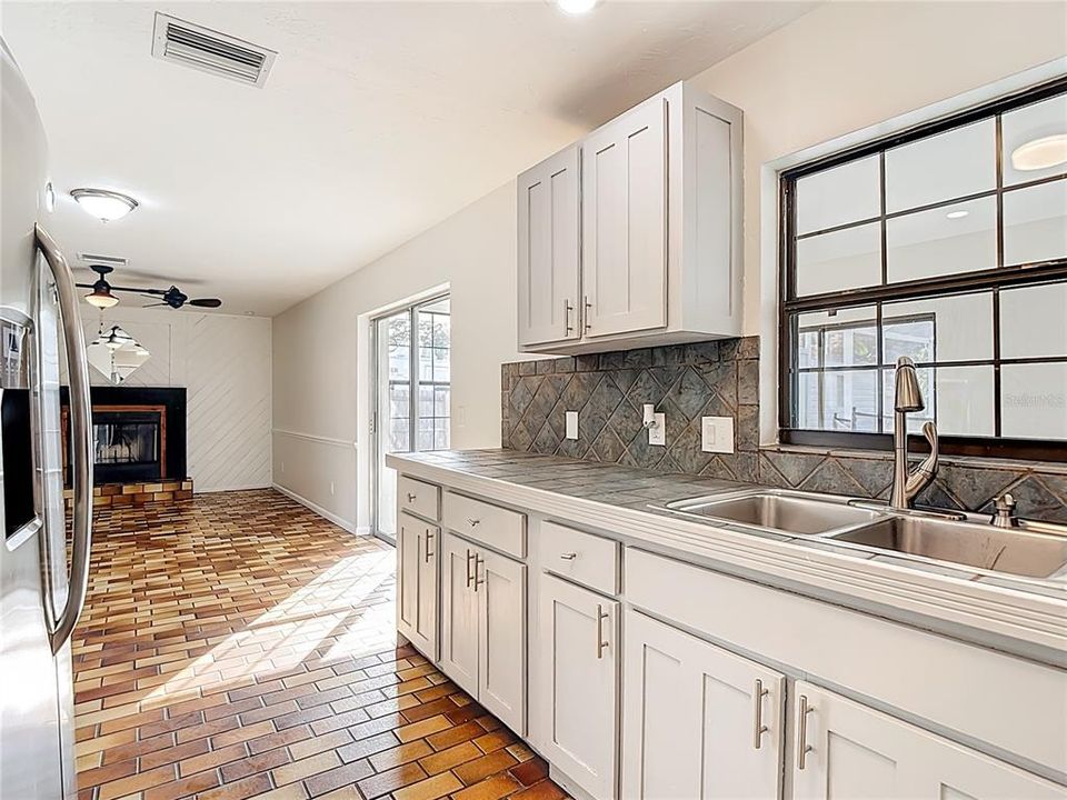 待售: $365,000 (3 贝兹, 2 浴室, 1427 平方英尺)