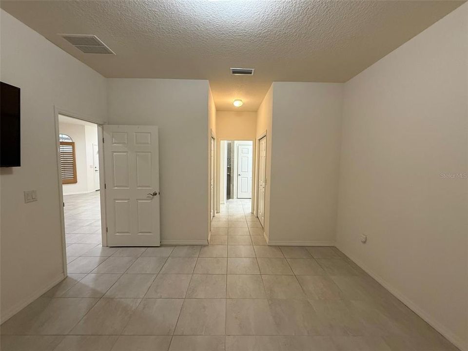 合同活跃: $228,900 (2 贝兹, 2 浴室, 1391 平方英尺)