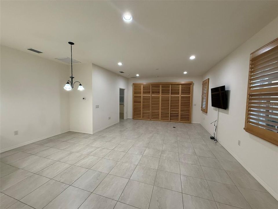 合同活跃: $228,900 (2 贝兹, 2 浴室, 1391 平方英尺)