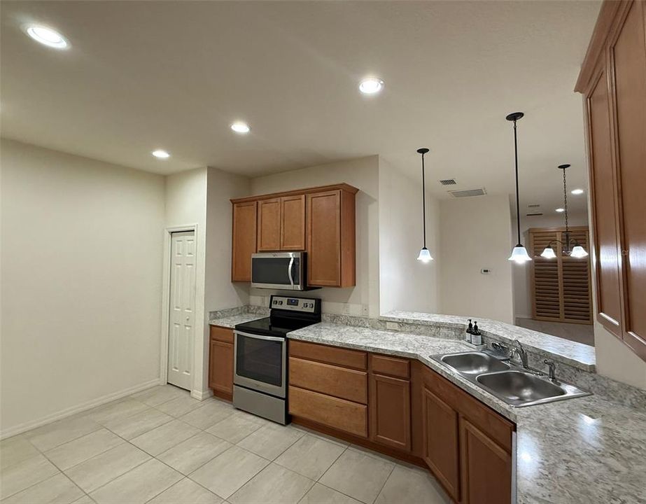 合同活跃: $228,900 (2 贝兹, 2 浴室, 1391 平方英尺)