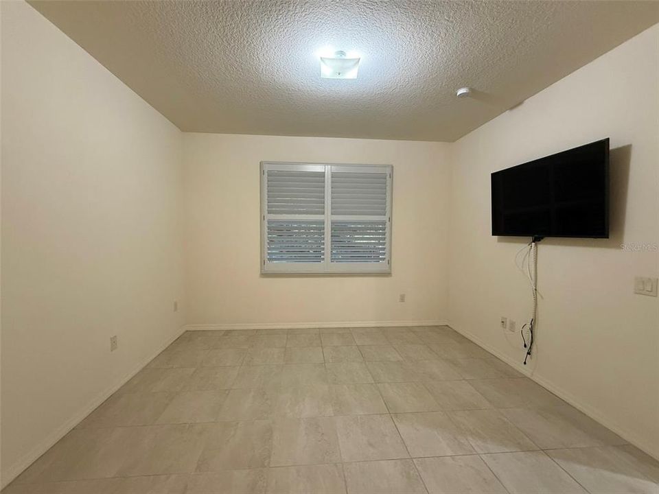 合同活跃: $228,900 (2 贝兹, 2 浴室, 1391 平方英尺)