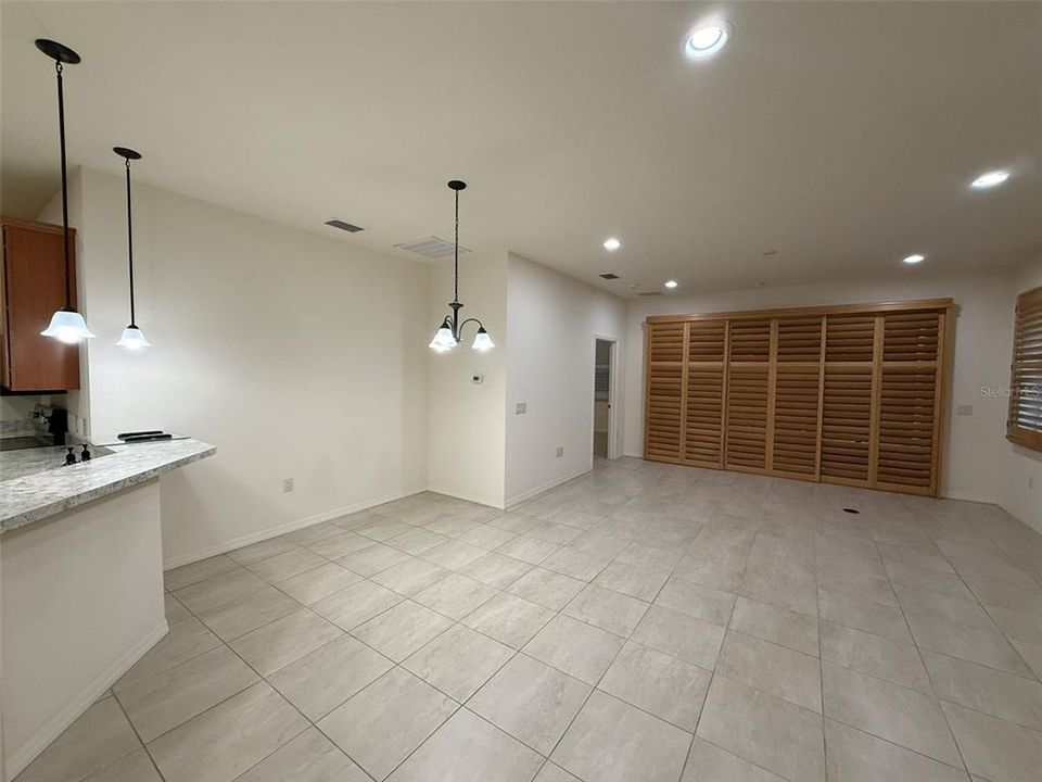 合同活跃: $228,900 (2 贝兹, 2 浴室, 1391 平方英尺)