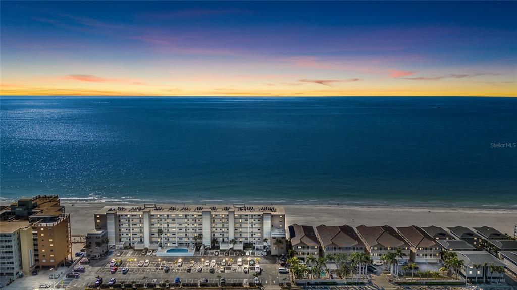 For Sale: $699,900 (2 beds, 2 baths, 990 Square Feet)