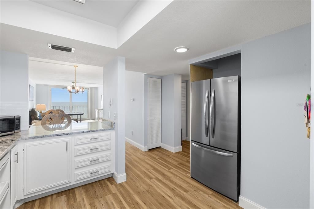 For Sale: $699,900 (2 beds, 2 baths, 990 Square Feet)