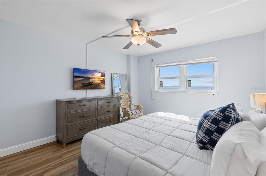 For Sale: $699,900 (2 beds, 2 baths, 990 Square Feet)