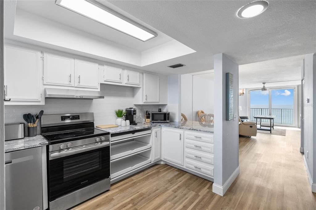 For Sale: $699,900 (2 beds, 2 baths, 990 Square Feet)