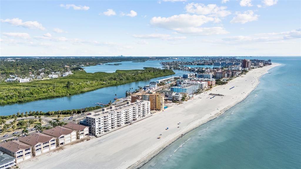 For Sale: $699,900 (2 beds, 2 baths, 990 Square Feet)