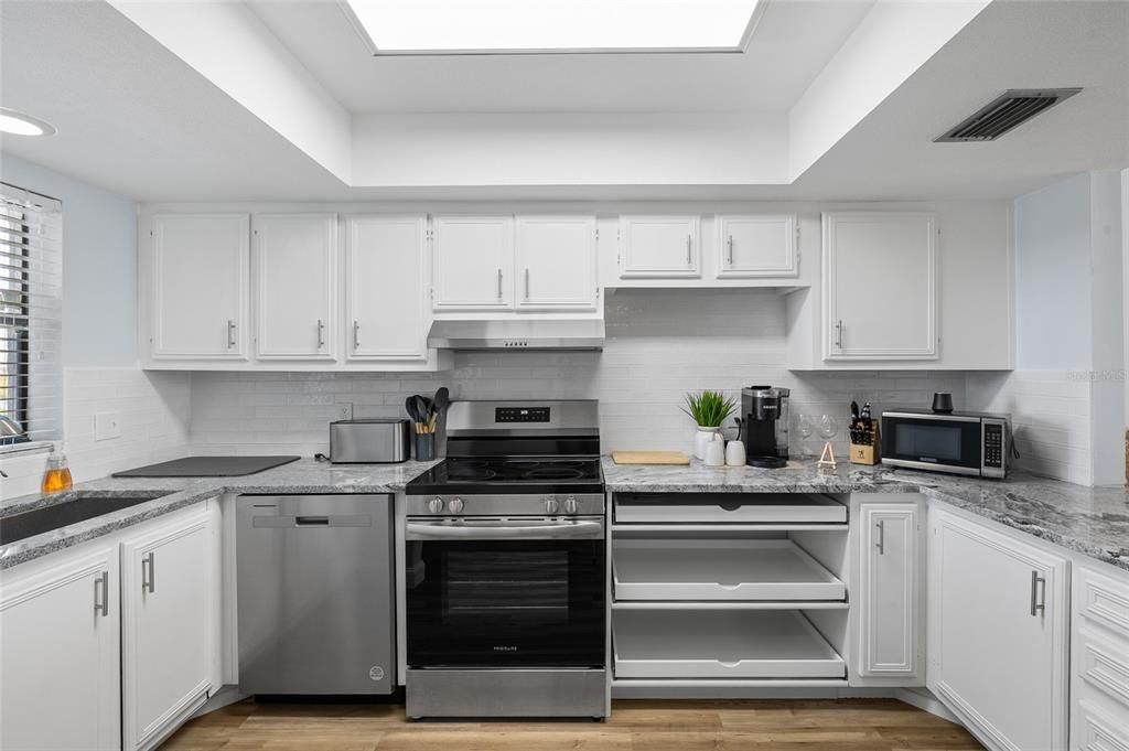 For Sale: $699,900 (2 beds, 2 baths, 990 Square Feet)