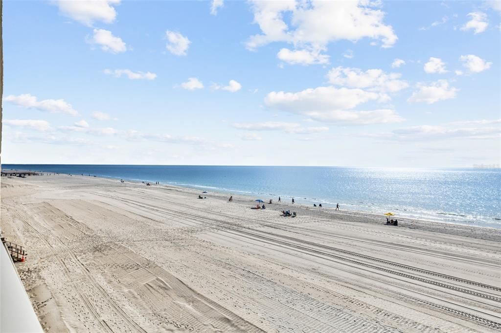 For Sale: $699,900 (2 beds, 2 baths, 990 Square Feet)