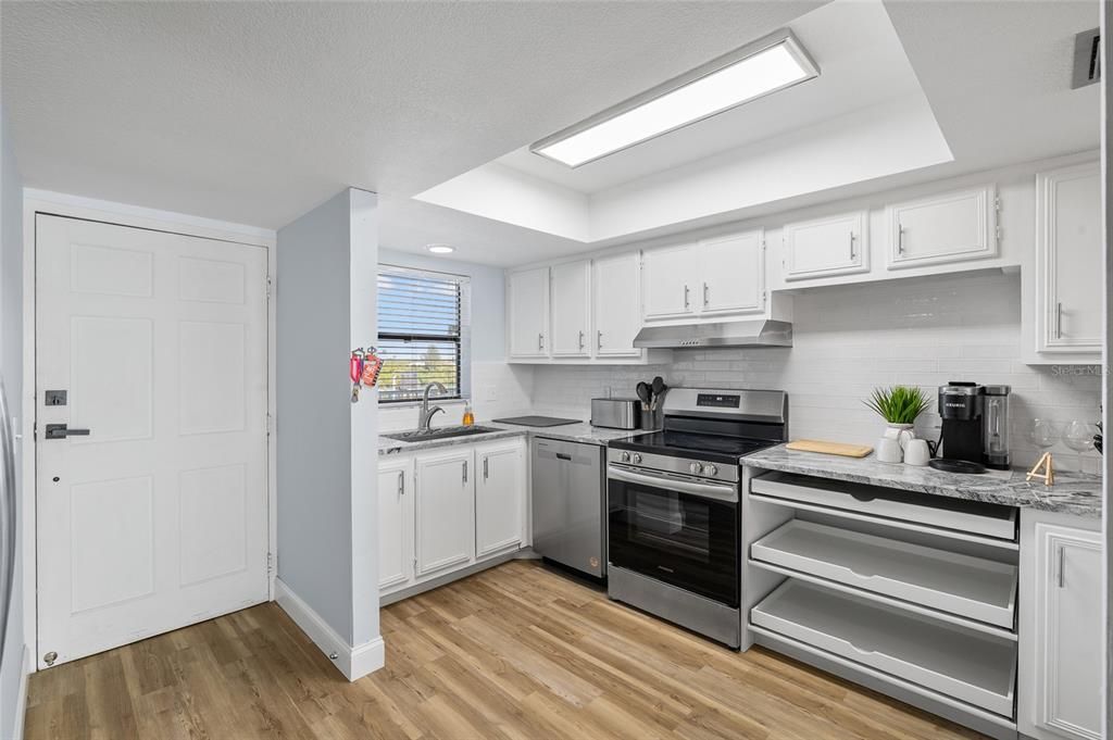 For Sale: $699,900 (2 beds, 2 baths, 990 Square Feet)