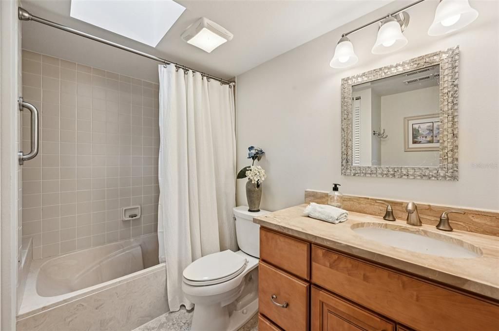 合同活跃: $400,000 (3 贝兹, 2 浴室, 1814 平方英尺)