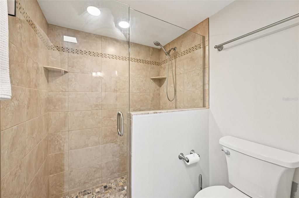 合同活跃: $400,000 (3 贝兹, 2 浴室, 1814 平方英尺)