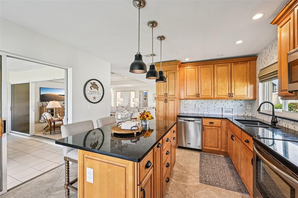 合同活跃: $400,000 (3 贝兹, 2 浴室, 1814 平方英尺)