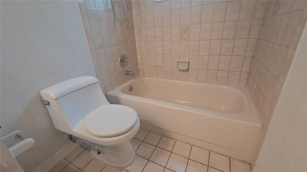 合同活跃: $1,995 (3 贝兹, 2 浴室, 1558 平方英尺)