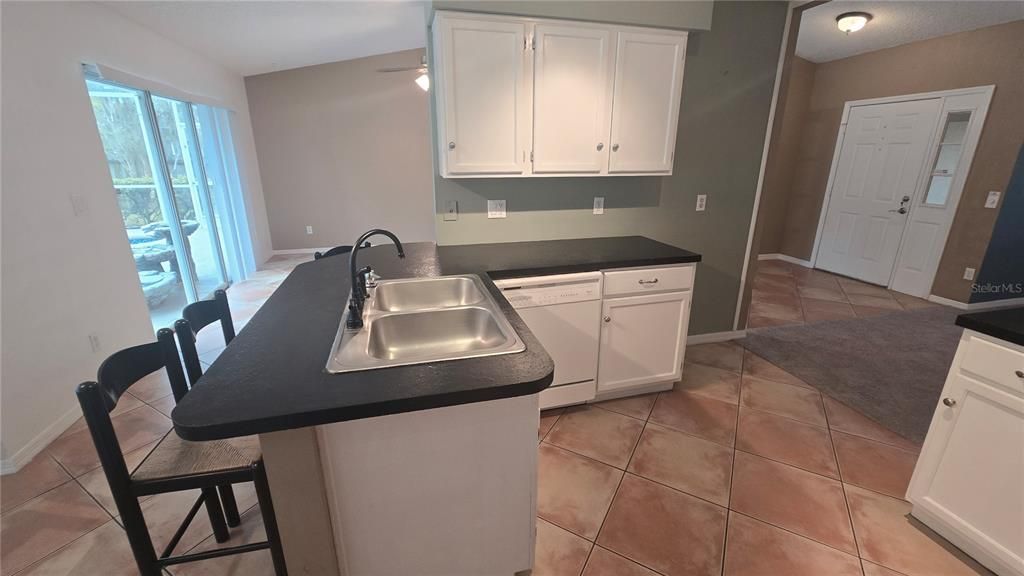 合同活跃: $1,995 (3 贝兹, 2 浴室, 1558 平方英尺)