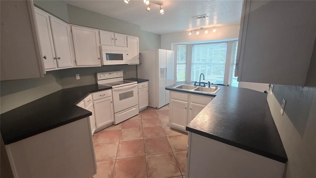 合同活跃: $1,995 (3 贝兹, 2 浴室, 1558 平方英尺)