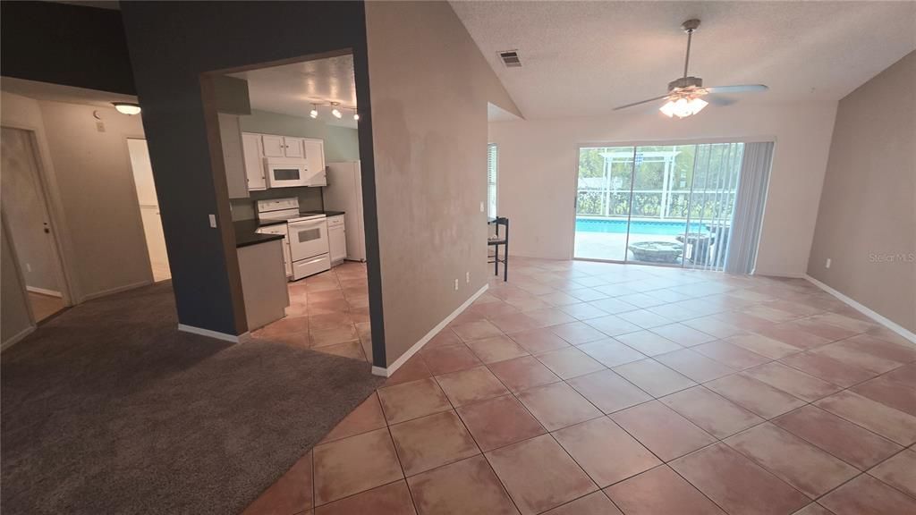 合同活跃: $1,995 (3 贝兹, 2 浴室, 1558 平方英尺)