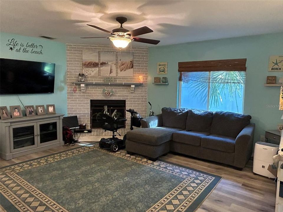 For Sale: $399,000 (4 beds, 2 baths, 2086 Square Feet)