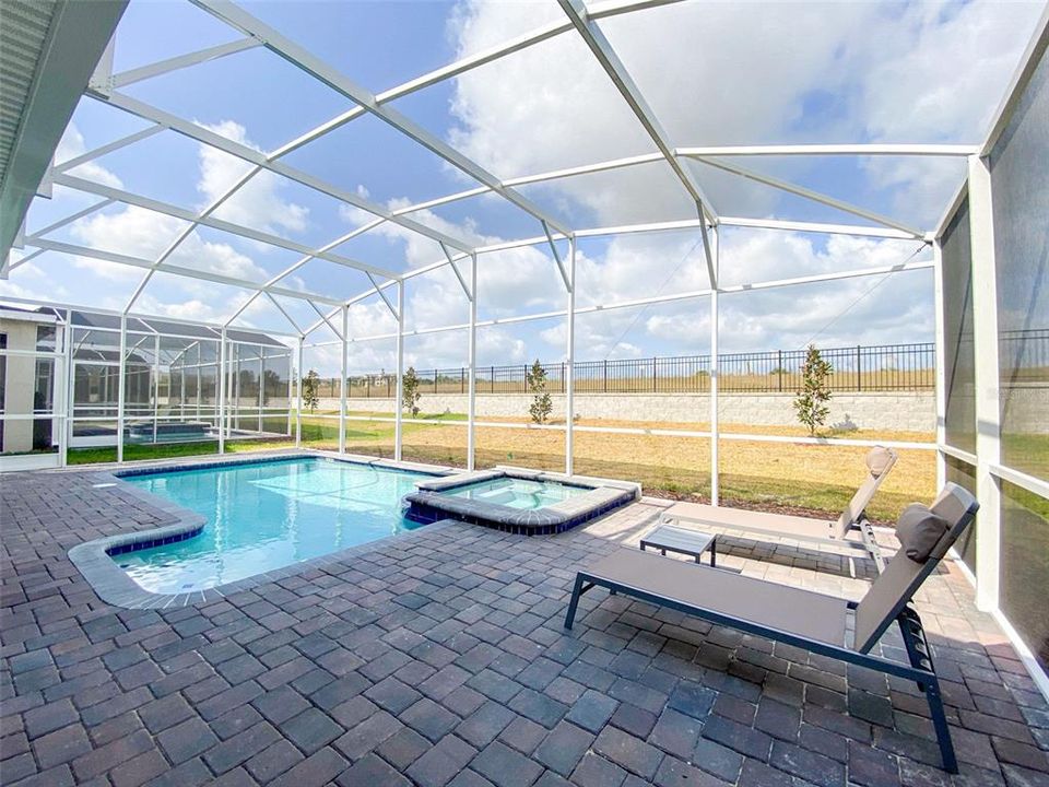 Под контрактом: $634,440 (6 спален, 6 ванн, 3843 Квадратных фут)