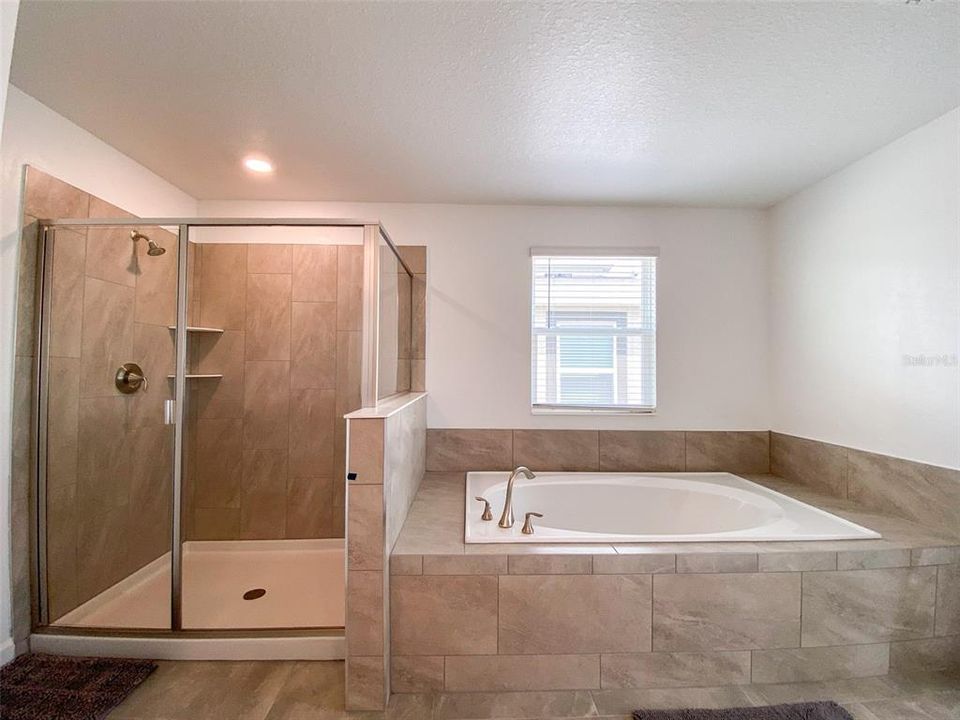 Под контрактом: $634,440 (6 спален, 6 ванн, 3843 Квадратных фут)