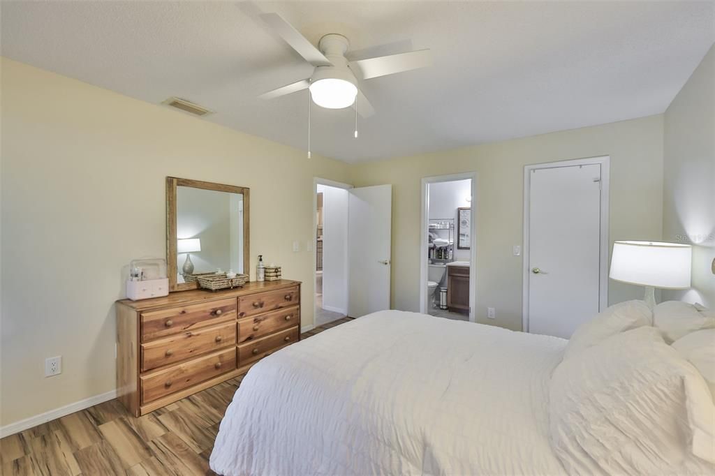 На продажу: $199,900 (2 спален, 2 ванн, 1448 Квадратных фут)