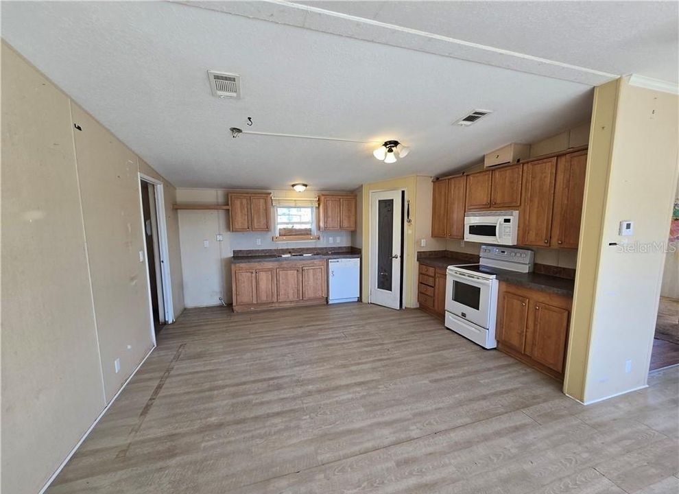 For Sale: $120,000 (3 beds, 2 baths, 1188 Square Feet)