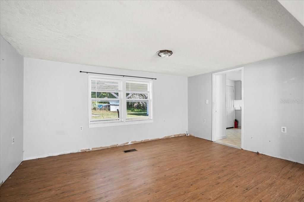 Active With Contract: $115,000 (3 beds, 1 baths, 1440 Square Feet)