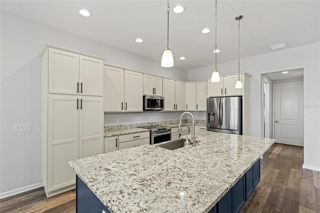 En Venta: $549,900 (3 camas, 2 baños, 2527 Pies cuadrados)