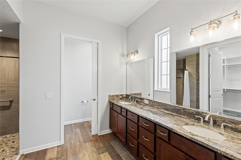 En Venta: $549,900 (3 camas, 2 baños, 2527 Pies cuadrados)