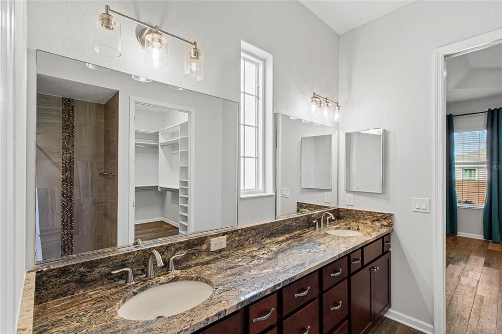 En Venta: $549,900 (3 camas, 2 baños, 2527 Pies cuadrados)