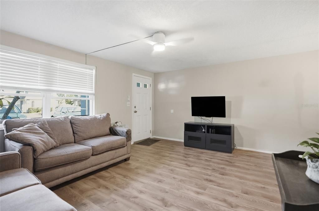 For Rent: $1,200 (1 beds, 1 baths, 624 Square Feet)