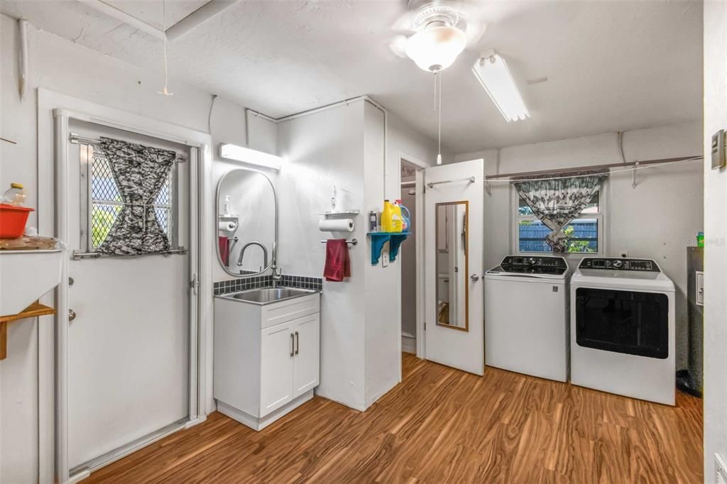 待售: $199,000 (2 贝兹, 2 浴室, 1548 平方英尺)