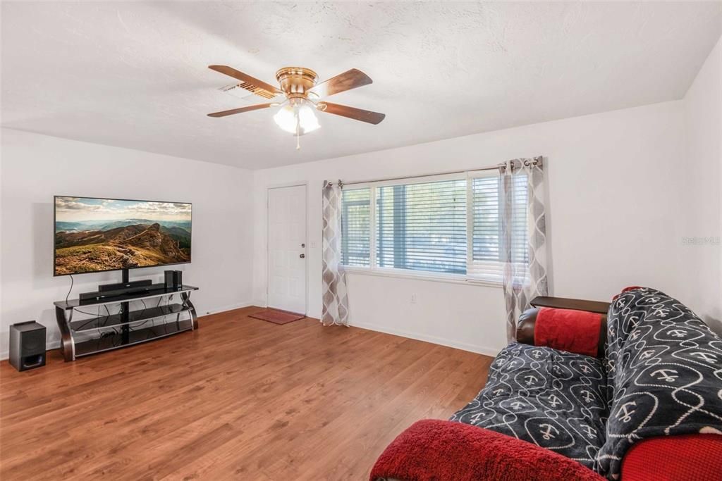 待售: $199,000 (2 贝兹, 2 浴室, 1548 平方英尺)