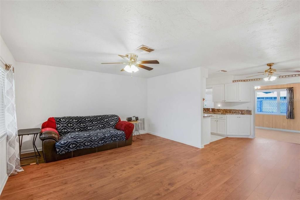 待售: $199,000 (2 贝兹, 2 浴室, 1548 平方英尺)