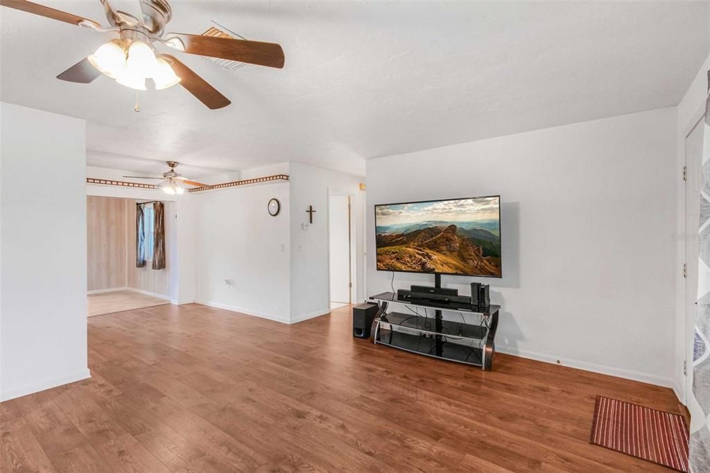 待售: $199,000 (2 贝兹, 2 浴室, 1548 平方英尺)