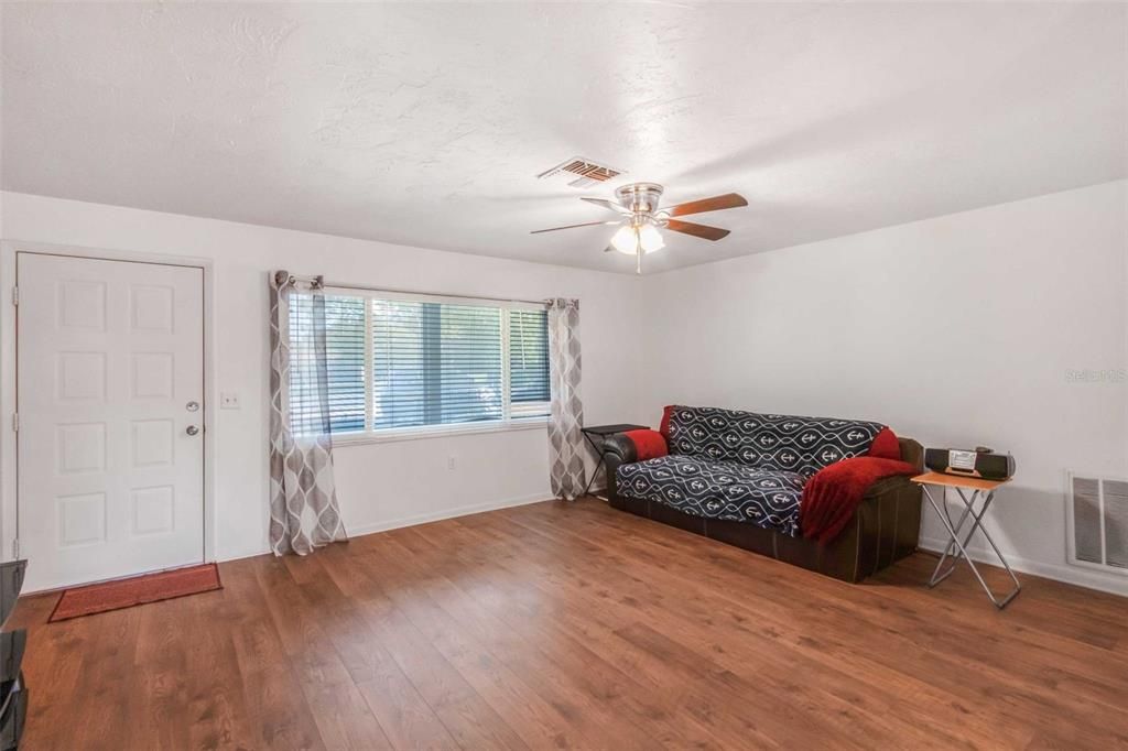 待售: $199,000 (2 贝兹, 2 浴室, 1548 平方英尺)