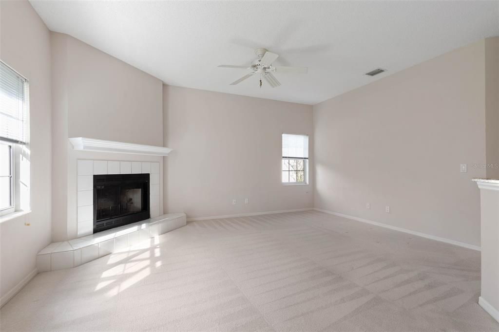 Под контрактом: $419,000 (3 спален, 2 ванн, 1923 Квадратных фут)