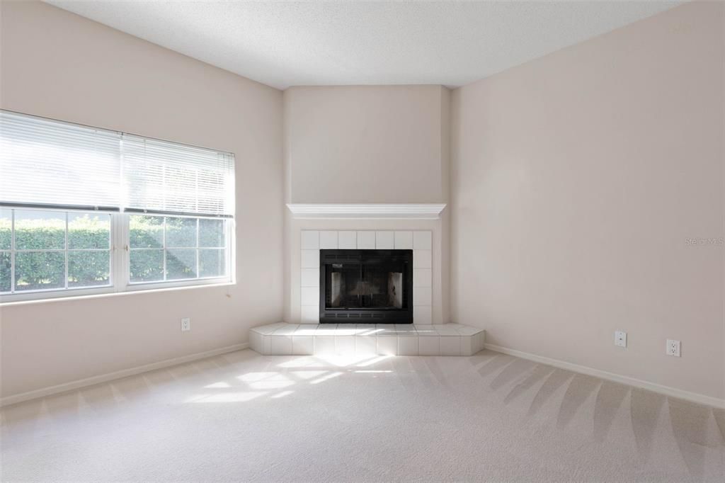 Под контрактом: $419,000 (3 спален, 2 ванн, 1923 Квадратных фут)