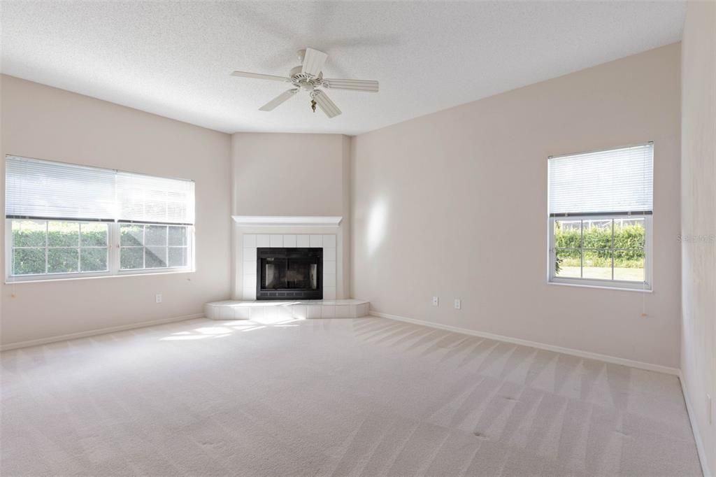 Под контрактом: $419,000 (3 спален, 2 ванн, 1923 Квадратных фут)