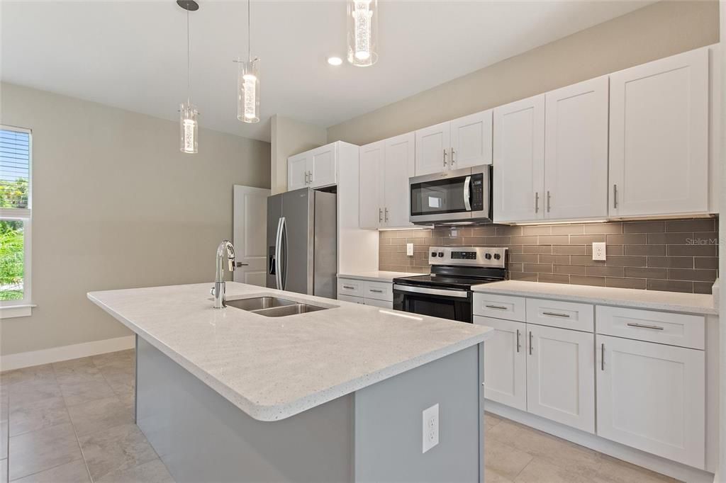 For Rent: $2,350 (4 beds, 2 baths, 1887 Square Feet)