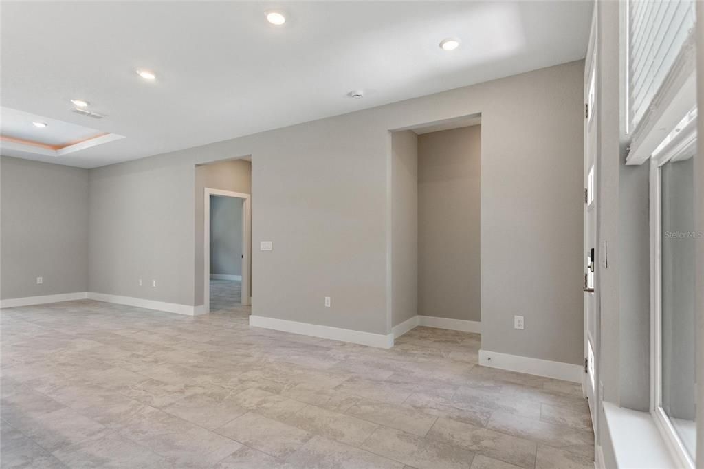 For Rent: $2,350 (4 beds, 2 baths, 1887 Square Feet)